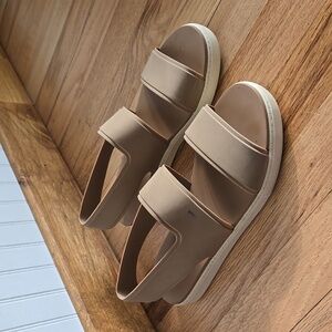 Vince Eres Rubber Platform Sandal Size 8.5